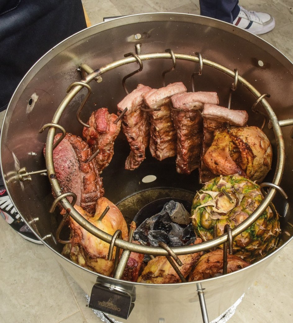 Carnes, pollo y piña dentro del barril en el taller