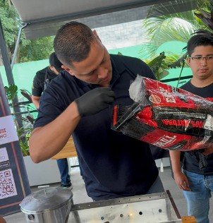 Preparando el carbón del barril