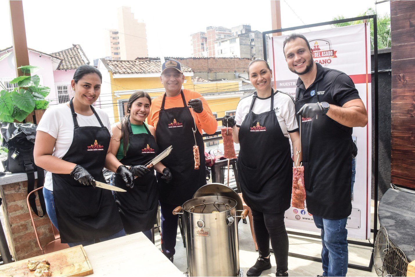 Equipo del taller con su barril