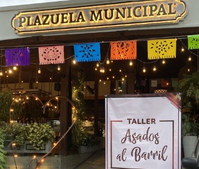 Fachada de Plazuela Municipal con el aviso del taller